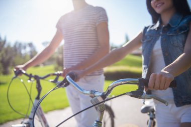 Güzel çift parkta Bisiklete binme kırpılmış