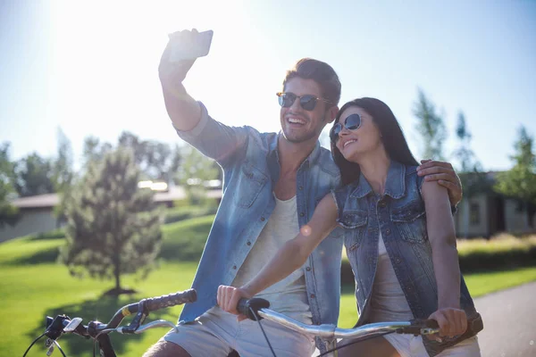 Όμορφο Κομψό Ζευγάρι Κάνει Selfie Χρησιμοποιώντας Ένα Smartphone Και Χαμογελώντας — Φωτογραφία Αρχείου