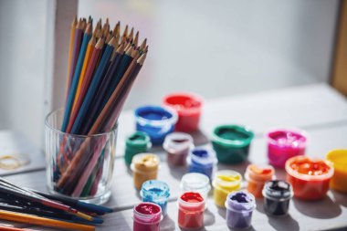 Renkli kalemler ve boya tablo. Sanatçı için mükemmel şeyler