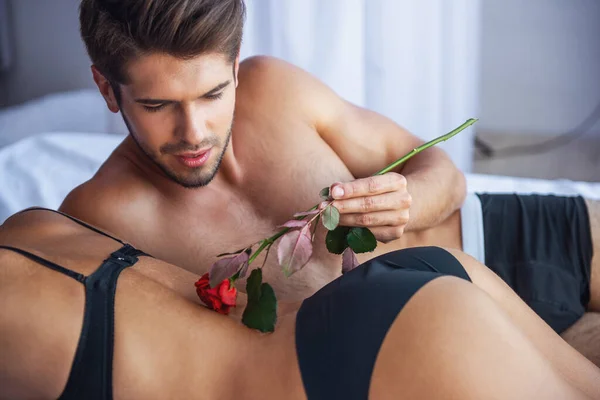Vackra Passionerad Par Att Sex Sängen Man Rörande Sin Partner — Stockfoto