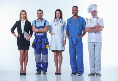 Güzel insanlar kameraya bakıyor ve gülümsüyor, üzerinde beyaz izole üniformalı farklı meslekler tam uzunlukta portresi