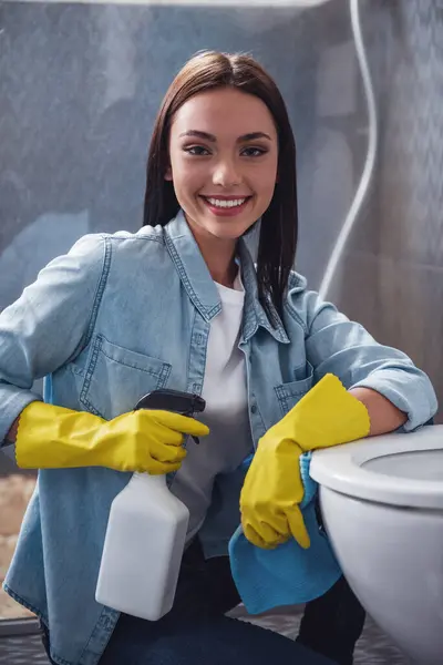 Piękna Młoda Kobieta Jest Pomocą Prochowiec Detergentu Patrząc Kamery Uśmiechając — Zdjęcie stockowe
