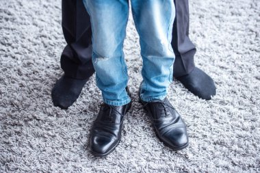 Baba ve oğul birlikte vakit kırpılmış görüntü. Babamın yerinde küçük bir çocuktur