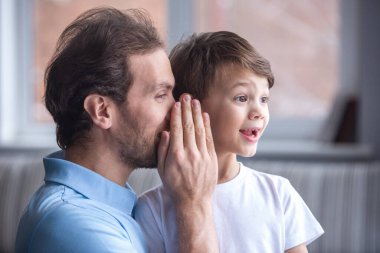 Baba ve oğul birlikte evde vakit ise gülüyorsun