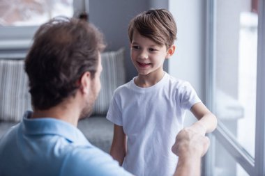 Baba ve oğul birlikte evde vakit ise gülüyorsun