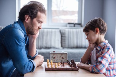 Baba ve oğul birlikte evde vakit ise satranç oynuyorsun