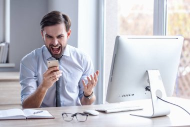 Ofiste çalışırken üstünde hareket eden telefon yakışıklı işadamı çığlık atıyor