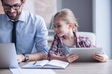 Yakışıklı işadamı ve sevimli küçük kızını araçları kullanma ve birlikte vakit ise gülümseyen