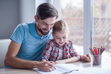 Yakışıklı baba ve sevimli küçük kızı çizim ve birlikte vakit ise gülümseyen