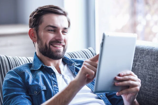 Bello Uomo Sta Usando Tablet Digitale Sorridente Mentre Riposa Sul — Foto Stock