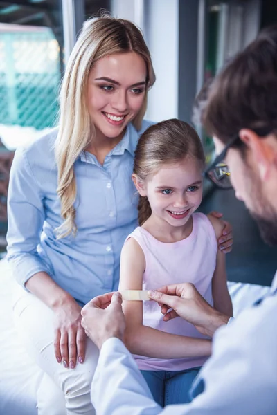 Beautiful Young Mother Her Little Daughter Pediatrician Doctor Using Adhesive — Stock Photo, Image