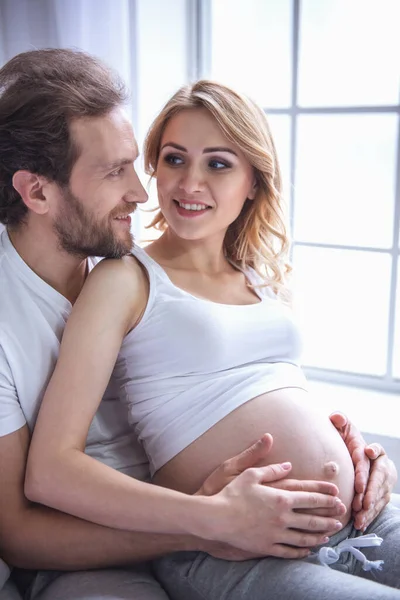 Hermosa Mujer Embarazada Marido Guapo Están Abrazando Sonriendo Mientras Pasan — Foto de Stock