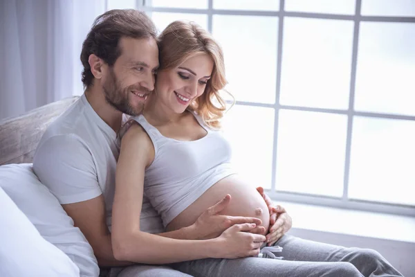 Hermosa Mujer Embarazada Marido Guapo Están Abrazando Sonriendo Mientras Pasan — Foto de Stock