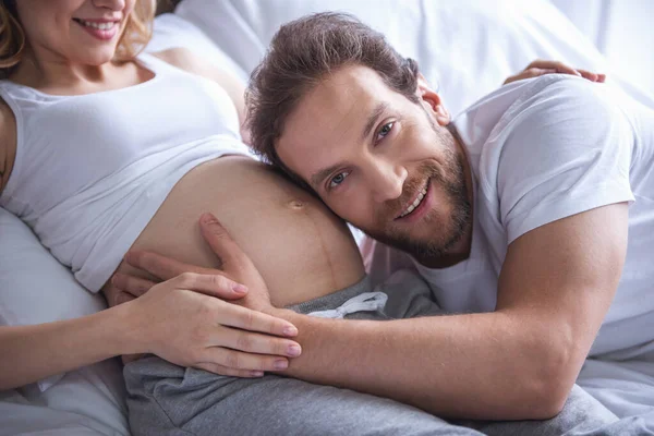 Hermosa Mujer Embarazada Apuesto Marido Están Pasando Tiempo Juntos Cama — Foto de Stock