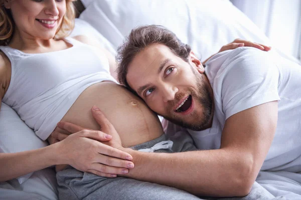 Hermosa Mujer Embarazada Apuesto Marido Están Pasando Tiempo Juntos Cama — Foto de Stock