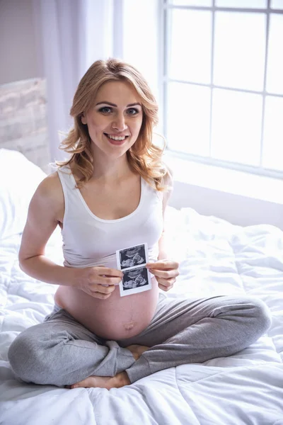 Krásná Těhotná Žena Držící Sonogram Při Pohledu Fotoaparát Usmívající Přitom — Stock fotografie