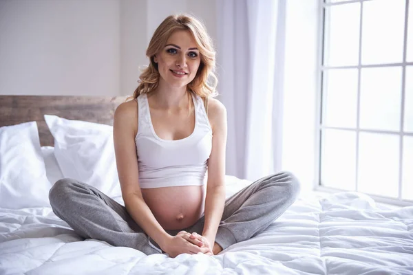 Hermosa Mujer Embarazada Está Mirando Cámara Sonriendo Mientras Está Sentado — Foto de Stock
