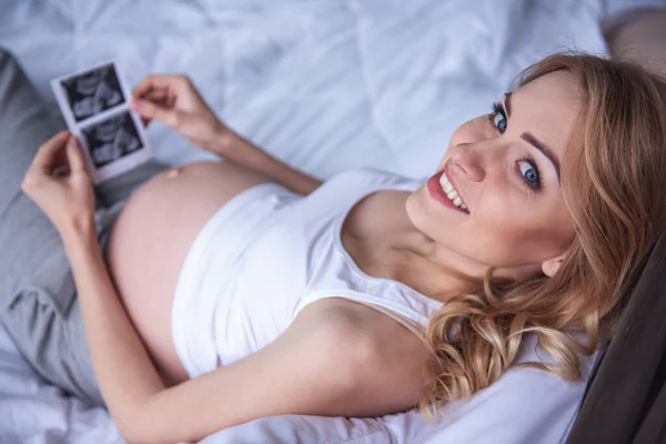 Vysoký Úhel Pohled Krásná Těhotná Žena Držící Sonogram Při Pohledu — Stock fotografie