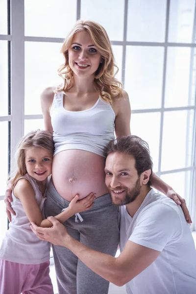 Linda Niña Padre Guapo Están Abrazando Barriga Hermosa Madre Embarazada — Foto de Stock