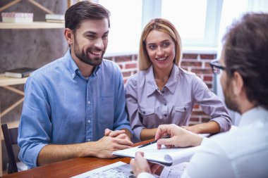Güzel çift belgeleri imzalamak nereye gösteren Emlakçı ile konuşuyor