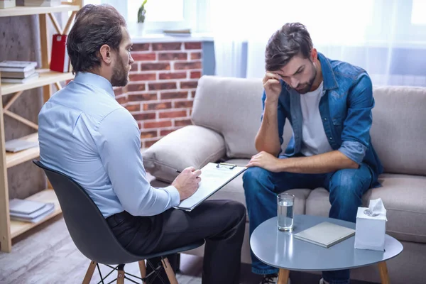 Handsome Young Man Sitting Couch Talking Psychologist While Doctor Making — Stock Photo, Image