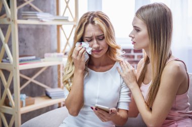 Güzel kız telefon arıyor ve ağlıyor, onun arkadaşı ona sakinleştirici. Her ikisi de bir ev partisi sırasında kanepede oturuyor