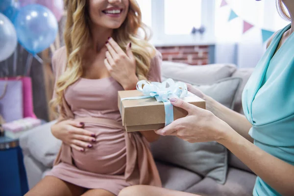 Piękne Kobiety Ciąży Jej Przyjaciel Obchodzi Baby Prysznic — Zdjęcie stockowe