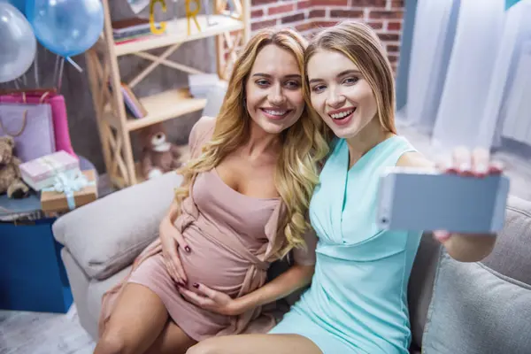 Hermosa Mujer Embarazada Amigo Están Haciendo Selfie Utilizando Teléfono Inteligente —  Fotos de Stock