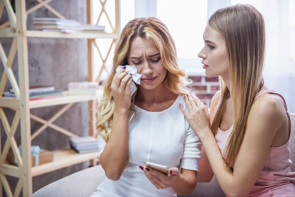 Güzel kız telefon arıyor ve ağlıyor, onun arkadaşı ona sakinleştirici. Her ikisi de bir ev partisi sırasında kanepede oturuyor