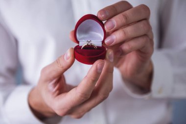 Bir alyans holding Romantik adam Resim kırpılmış