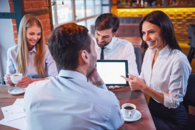 Dijital tablet, söz ve kafede çalışırken gülümseyen iş adamları kullanma