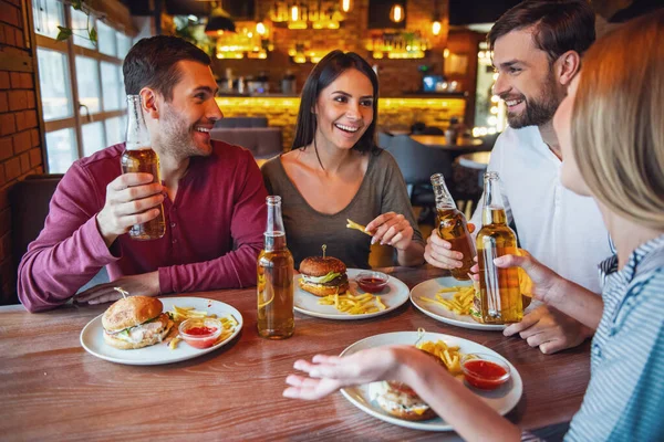 Amigos Felizes Estão Comendo Bebendo Conversando Sorrindo Enquanto Passam Tempo — Fotografia de Stock