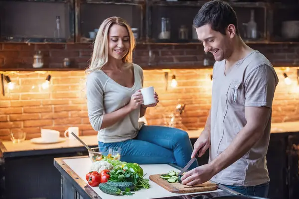 Beautiful Woman Holding Cup Smiling While Her Handsome Boyfriend Cooking — Stock Photo, Image