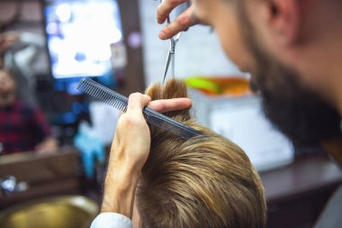 Çekici Kuaför berber dükkanında yakışıklı müvekkilinin saç kesme kırpılmış görüntü
