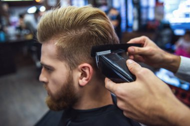 Yakışıklı sakallı adam saçını kuaförde berber tarafından getting yan görünüm