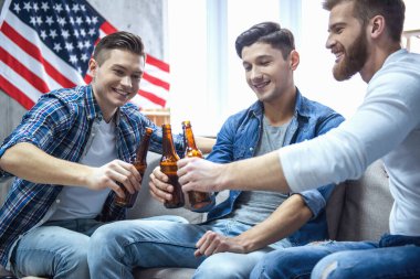 Tungur şişe bira ve evde istirahat ederken gülümseyen çekici adamlar