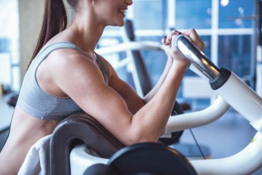 Spor salonunda dışarı çalışırken gülümseyen güzel genç kadın