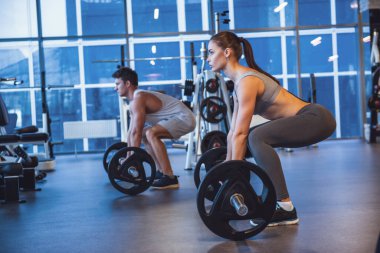 Çekici genç insanların halter salonunda ile çalışıyoruz