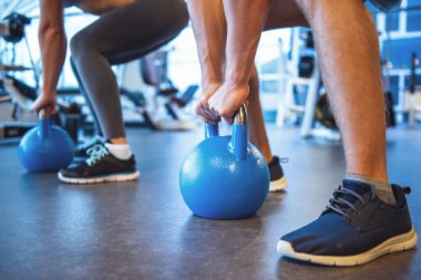 Çekici genç spor insanların kettlebell içinde jimnastik salonu ile çalışma Resim kırpılmış