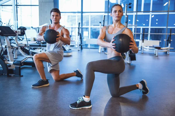 Attraktive Junge Muskulöse Männer Und Frauen Trainieren Mit Bällen Fitnessstudio — Stockfoto