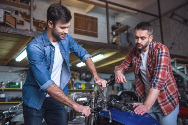 Yakışıklı çocuklar tamircisi bir motosiklet tamiri