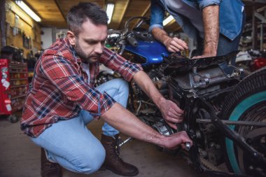 Yakışıklı çocuklar tamircisi bir motosiklet tamiri