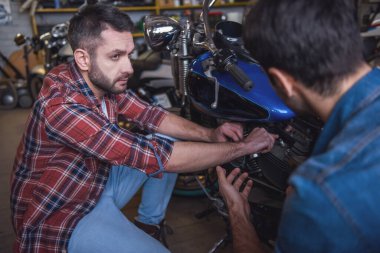 Yakışıklı çocuklar bir motosiklet tamircisi kısayollarımı konuşuyorsun