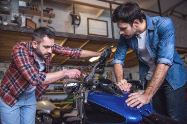 Yakışıklı çocuklar tamircisi bir motosiklet tamiri