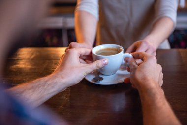 Güzel kadın barista kahve bardaki adam vererek Resim kırpılmış Cafe counter