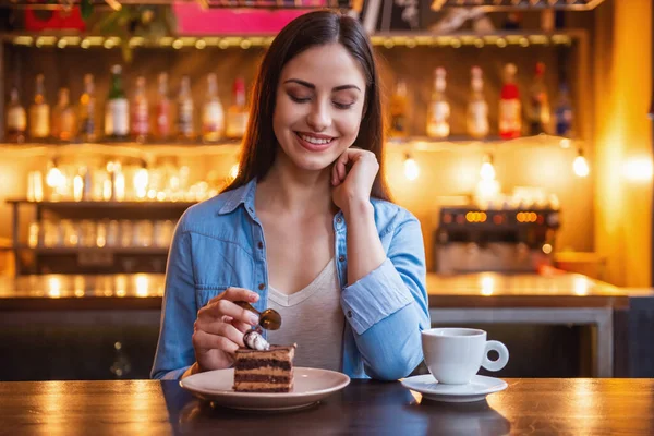 Piękna Dziewczyna Jest Jedzenie Ciasto Uśmiechając Się Siedząc Kawiarni — Zdjęcie stockowe