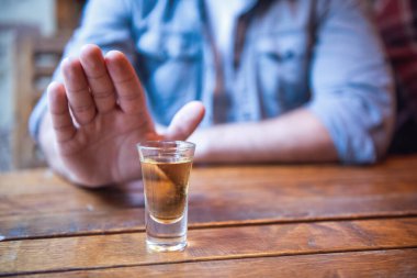 Adam gösteren dur jest ve içmeyi reddeden kırpılmış görüntü