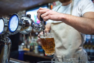 Barda bira dökme önlük yakışıklı barmen kırpılmış görüntü pub sayaç