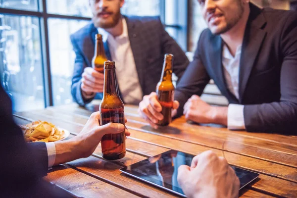 Hezký Podnikatelé Jsou Popíjeli Pivo Mluví Usmíval Při Odpočinku Hospodě — Stock fotografie