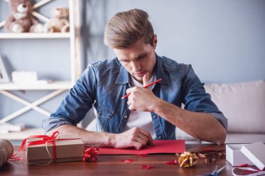 Yakışıklı Romantik adam onun çift için tebrik kartı dilek yazarken düşünüyorum